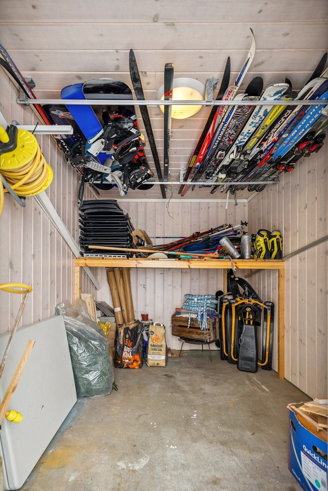 Boden i annekset gir god plass for oppbevaring av ski og annet turutstyr. Galleribilde