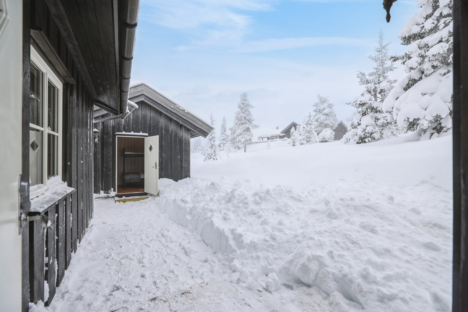 Fra tunet er det direkte tilgang til både hovedhytta og annekset. Galleribilde