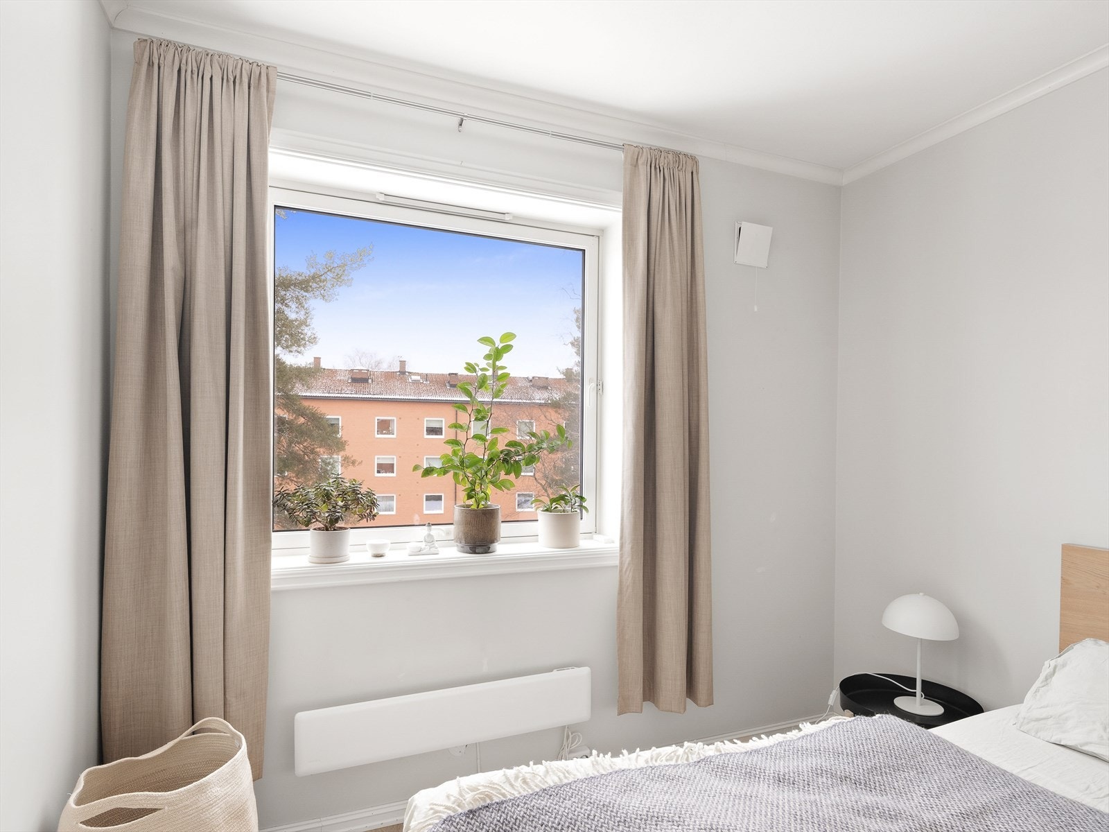 Et stort vindu slipper inn rikelig med dagslys og gir en luftig romfølelse. Galleribilde