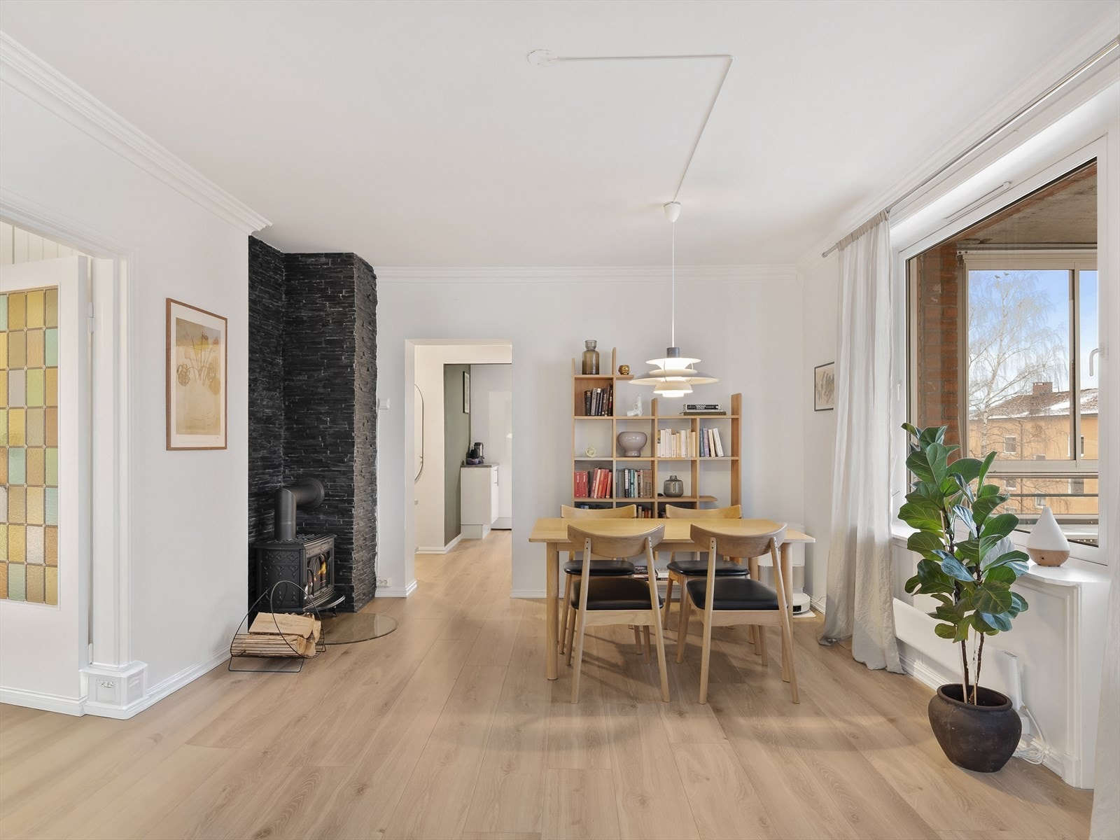 Rommet har en åpen og sosial utforming som binder sammen spiseplass og stuedel. Galleribilde