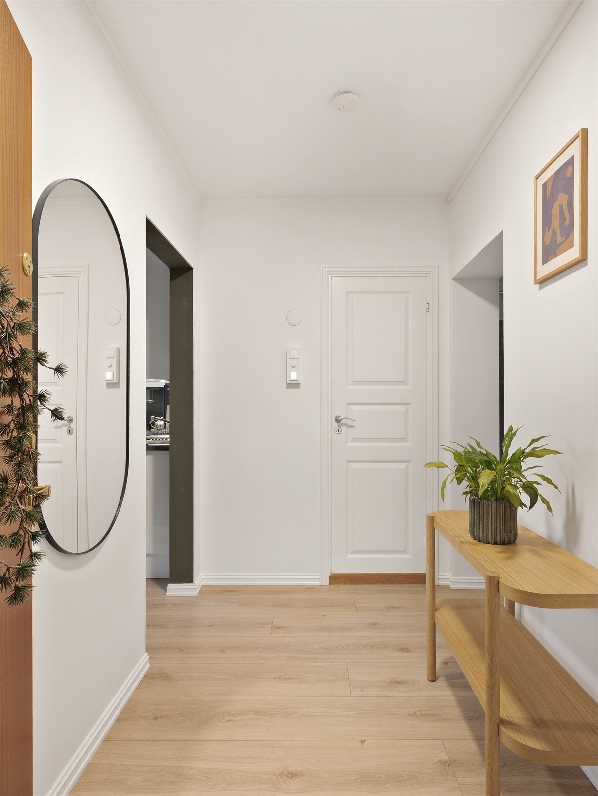 Gangen gir tilgang til alle rom i leiligheten og har et gjennomgående lyst gulv. Galleribilde