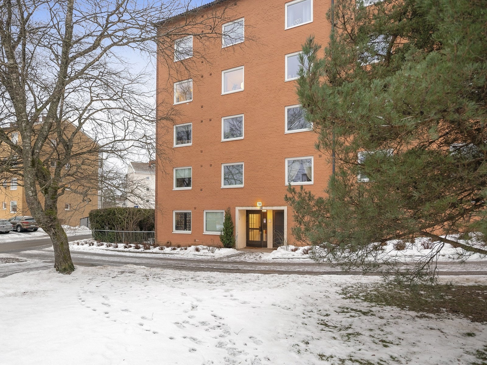 Bygget har en klassisk teglsteinsfasade og et velholdt inngangsparti. Galleribilde