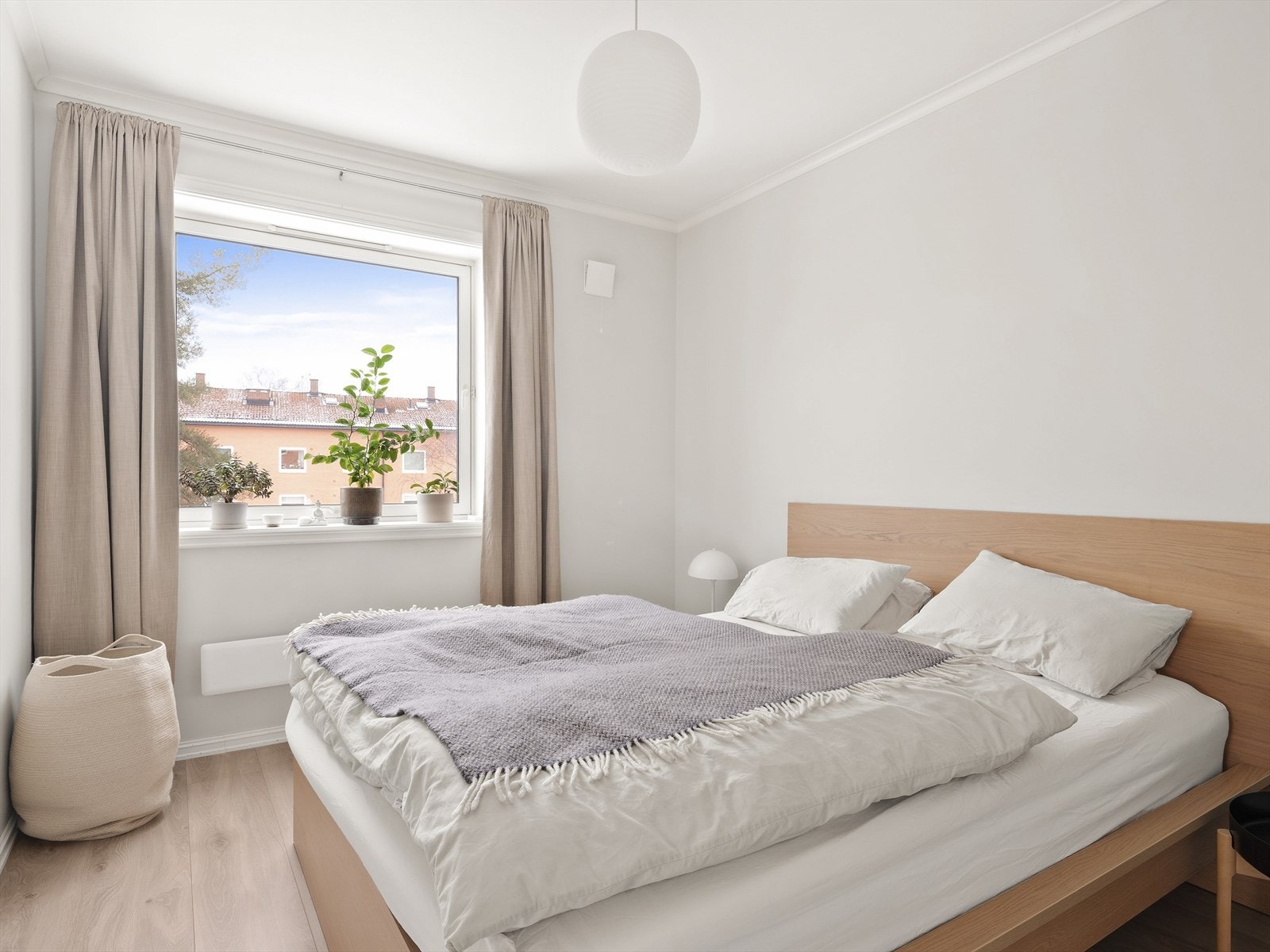 Hovedsoverommet har god plass til dobbeltseng og tilhørende møblement. Galleribilde