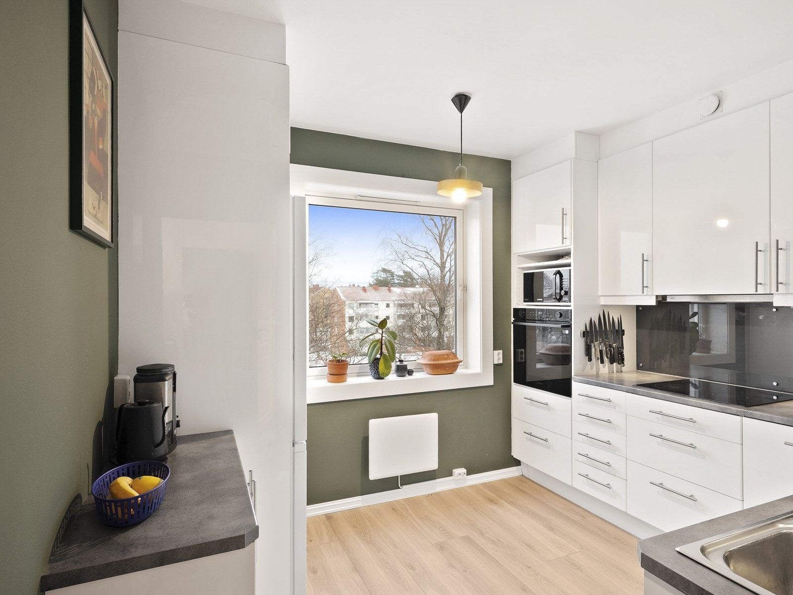 Store vindusflater på kjøkkenet gir godt med naturlig lys til arbeidsområdet. Galleribilde