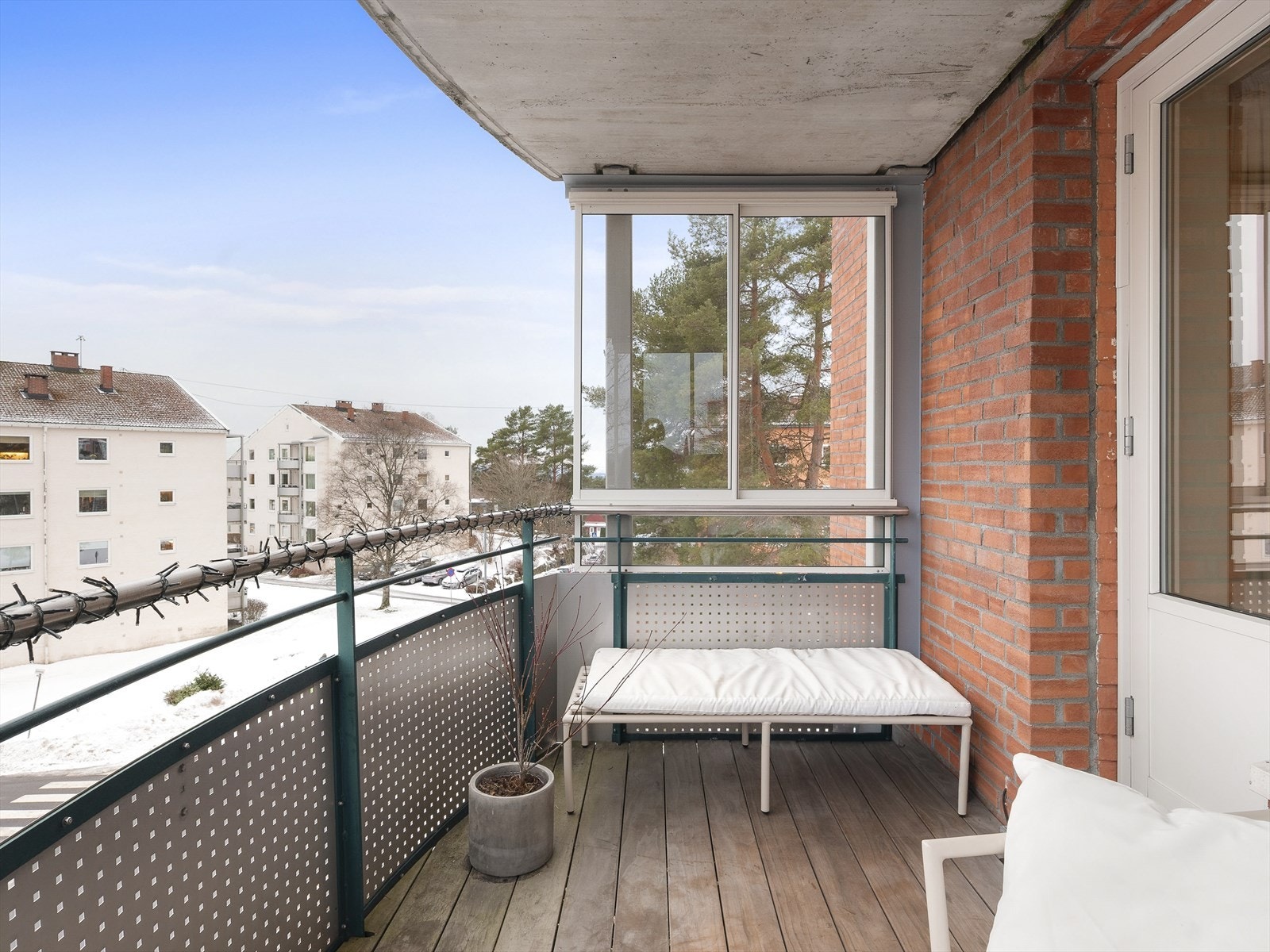 Fra stuen er det utgang til en buet balkong med plass for utemøbler. Galleribilde