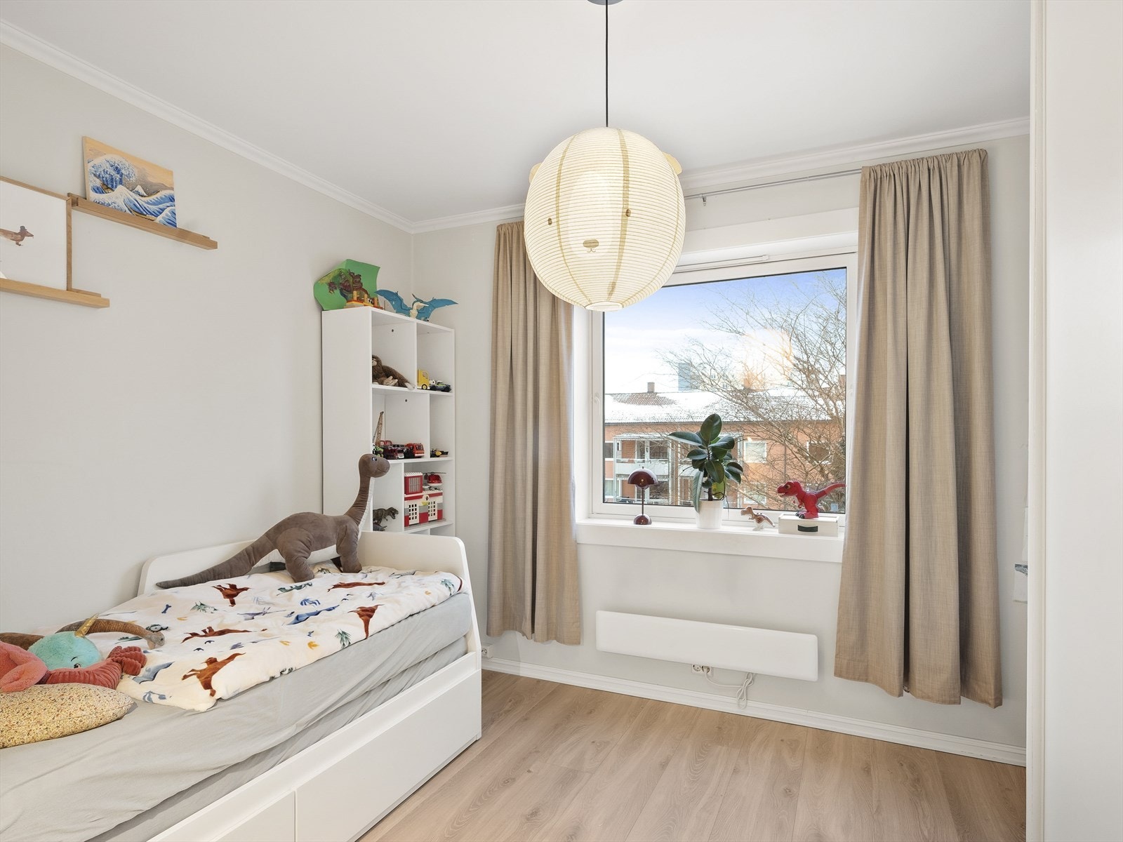 Rommet har plass til seng og oppbevaringsløsninger. Galleribilde