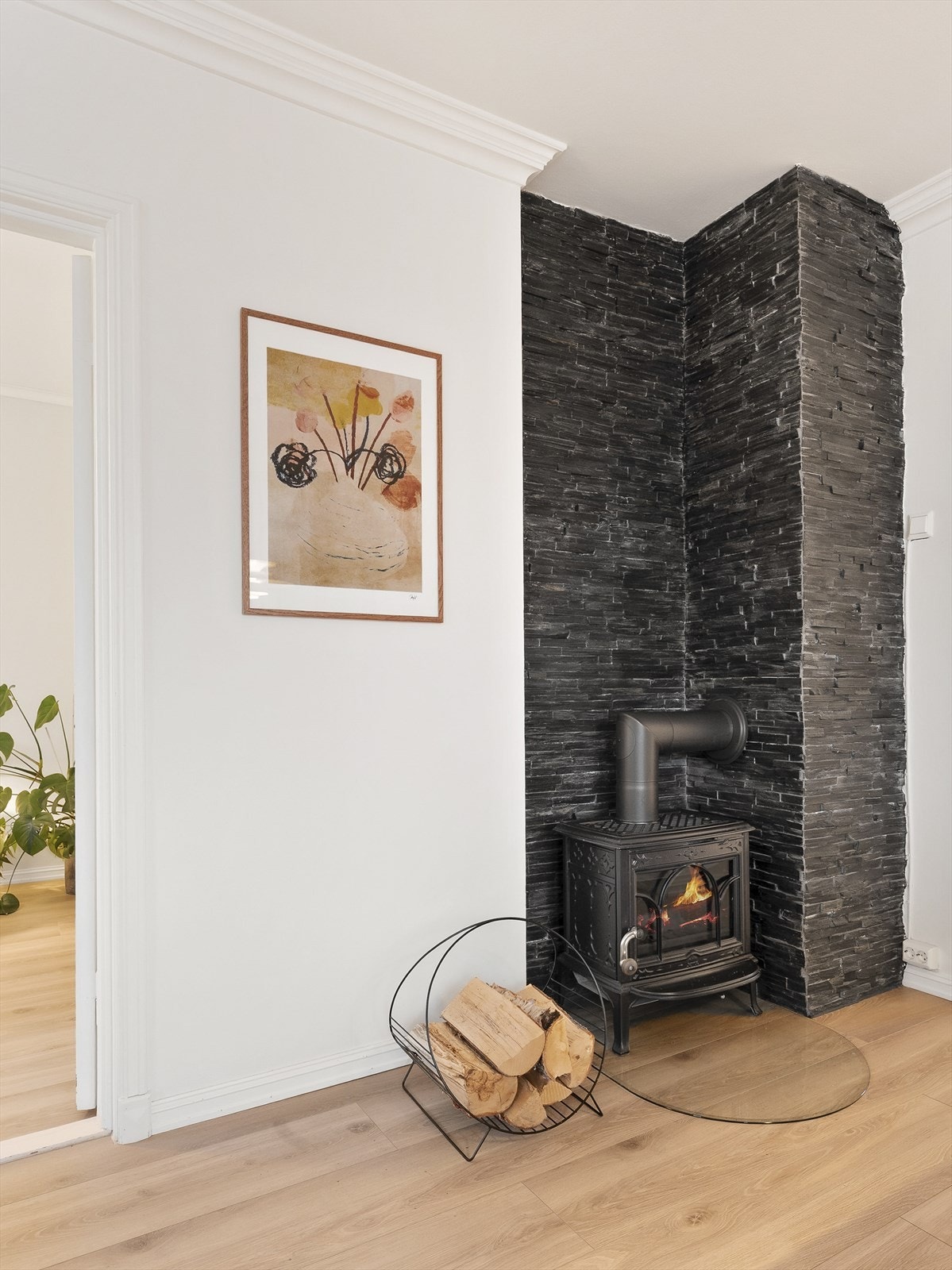 En stilren vedovn gir ekstra varme og atmosfære på kalde dager. Galleribilde