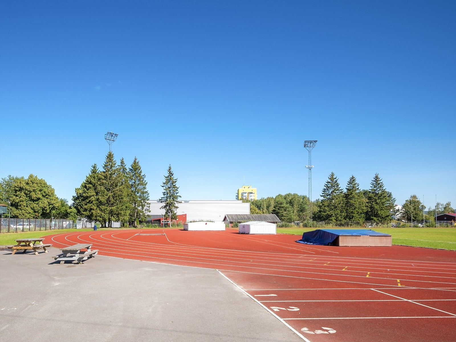 En lokal friidrettsbane gir gode muligheter for løpetrening og aktivitet. Galleribilde