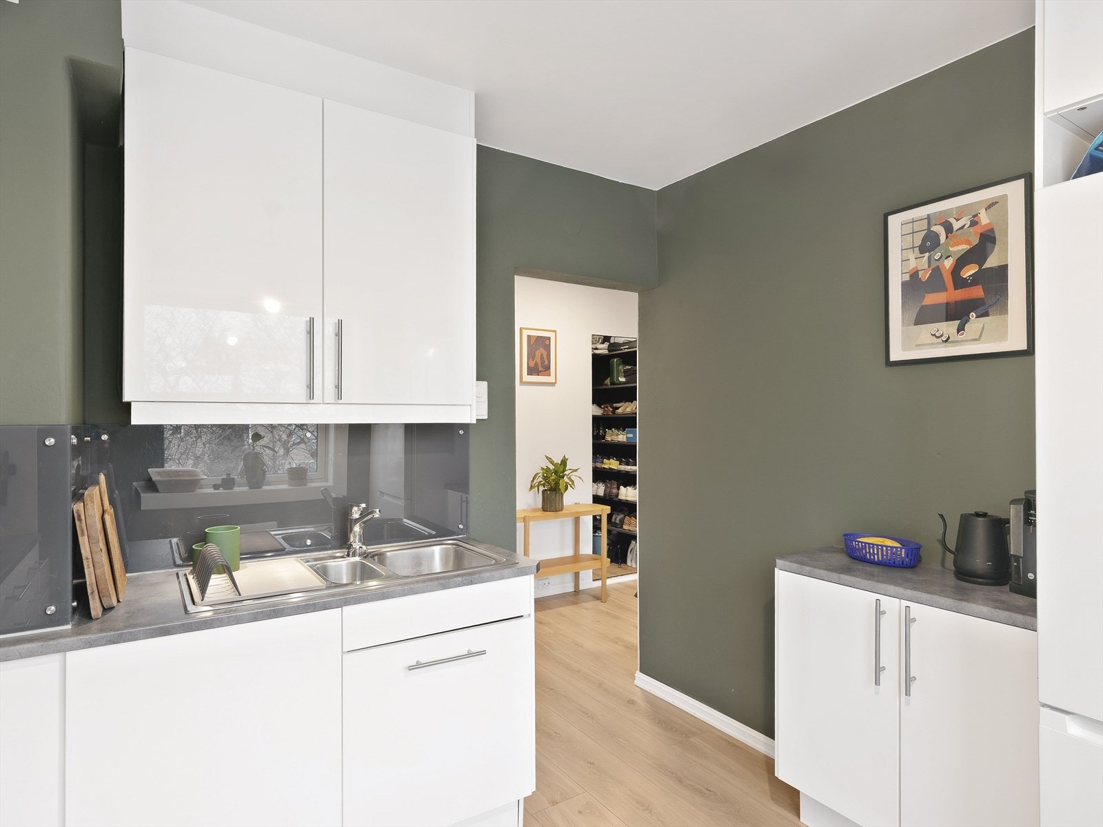 Moderne kjøkkeninnredningen gir rikelig med skap- og benkeplass. Galleribilde