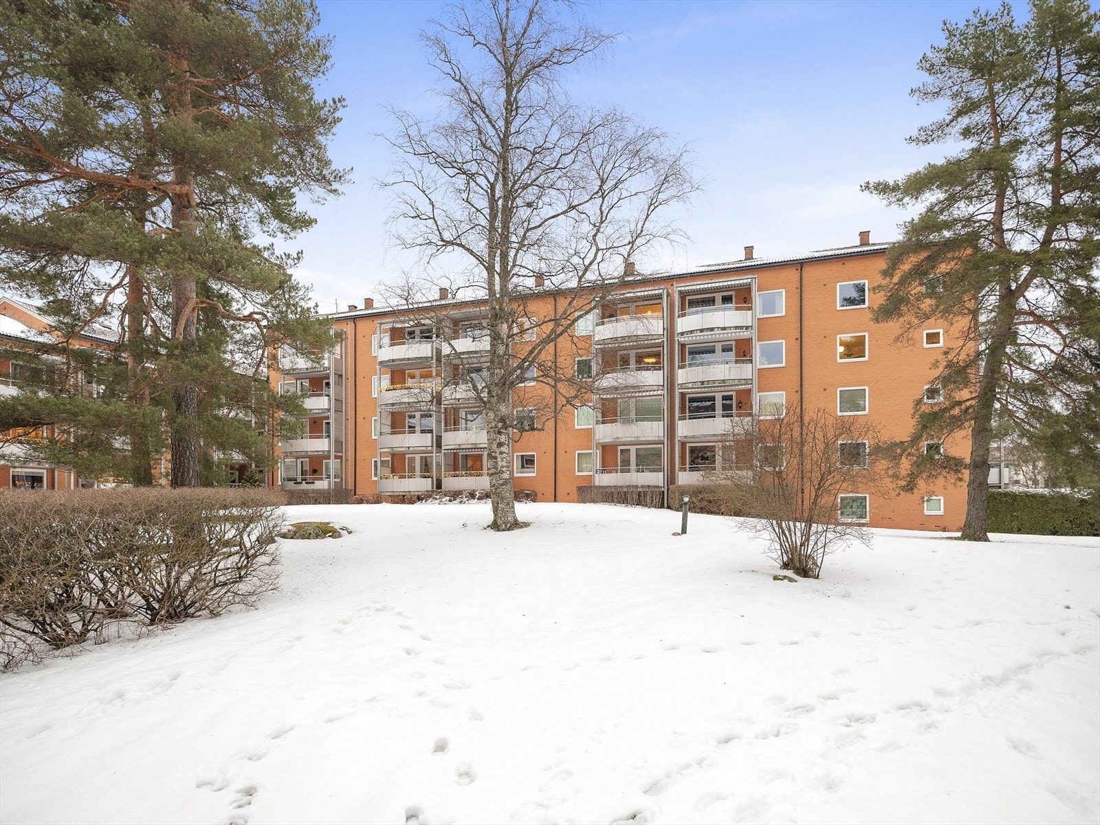 Leiligheten ligger i en etablert boligblokk med grønne fellesområder. Galleribilde