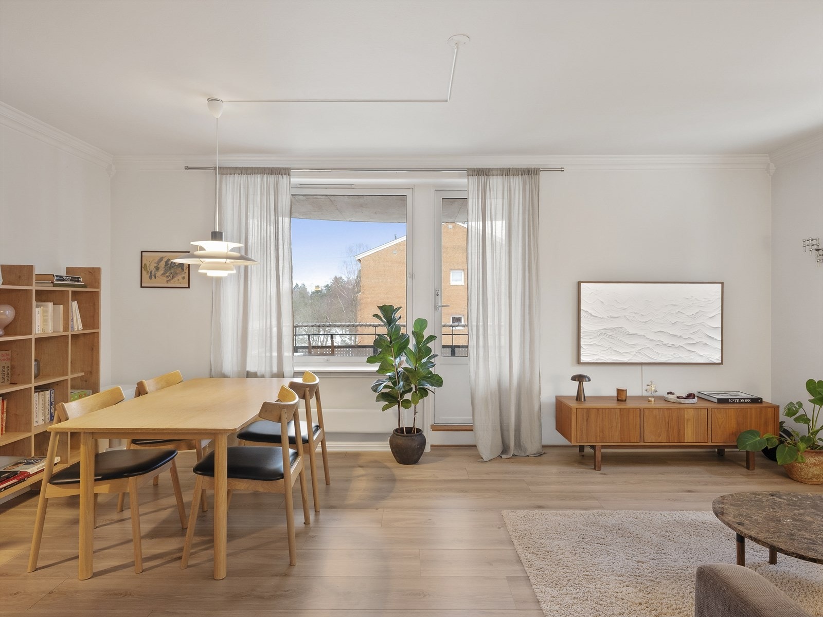 Stuen er et lyst og luftig rom med plass til både spisebord og sofagruppe. Galleribilde