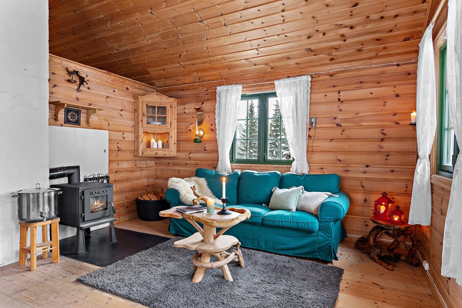 Flere vinduer slipper inn lys og gir utsyn mot naturen. Galleribilde