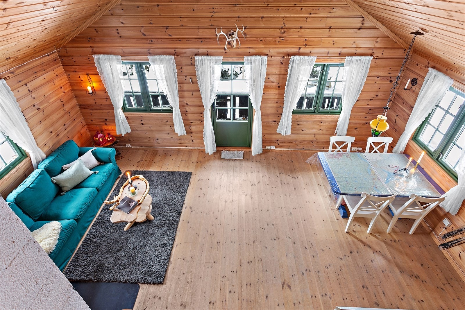 Fra hemsen har man oversikt ned mot stue- og kjøkkenområdet. Galleribilde