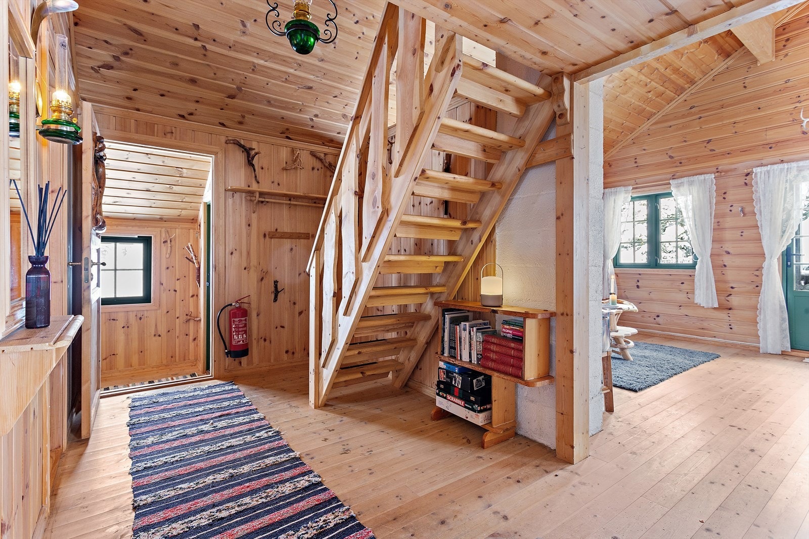 Mellomgang med adkomst opp til hemsen. Galleribilde