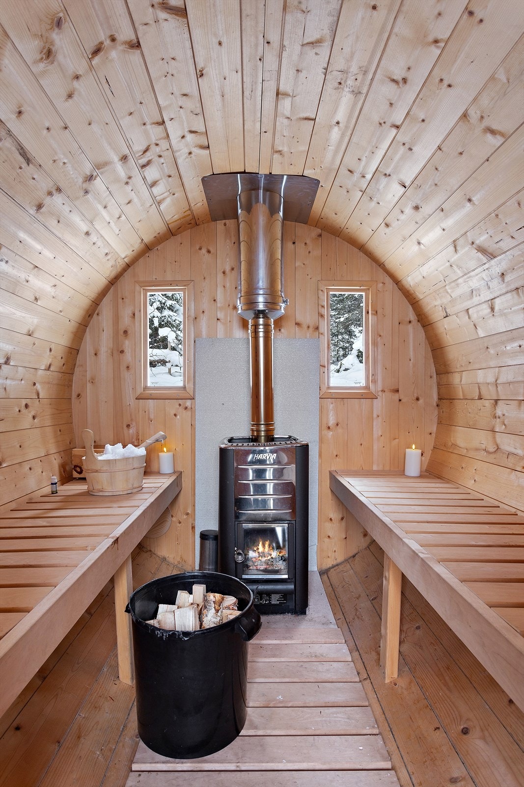 Den vedfyrte badstuen gir en autentisk og avslappende opplevelse. Galleribilde