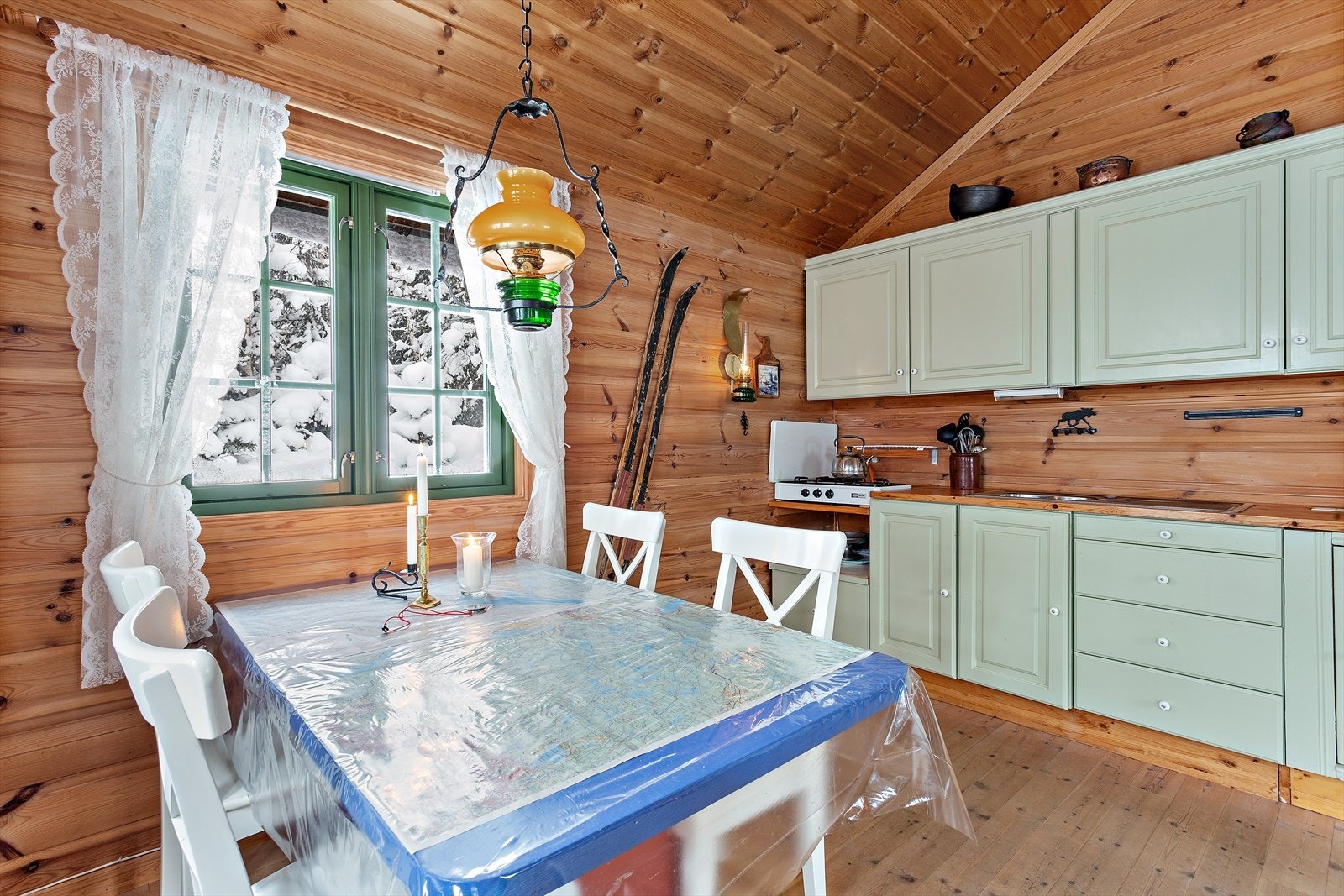 Kjøkkeninnredningen har en hyggelig spiseplass ved vinduet. Galleribilde