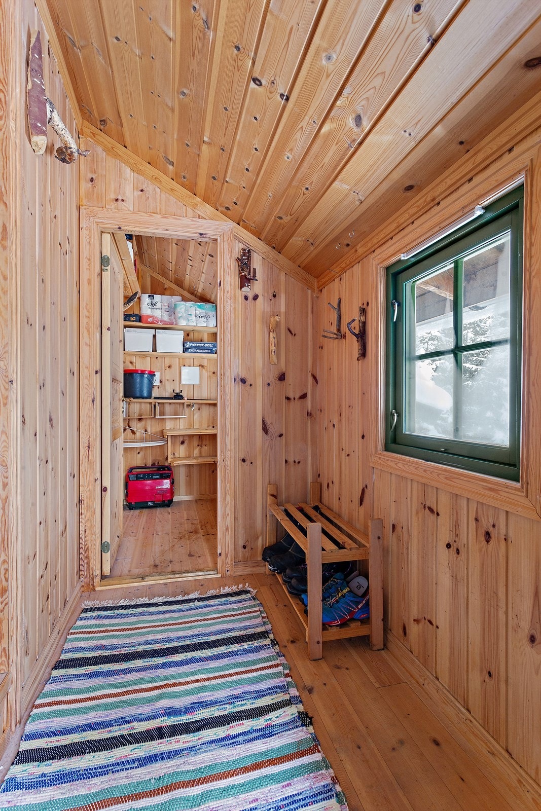 Praktisk planløsning med bod i tilknytning til entré som gir gode oppbevaringsmuligheter. Galleribilde