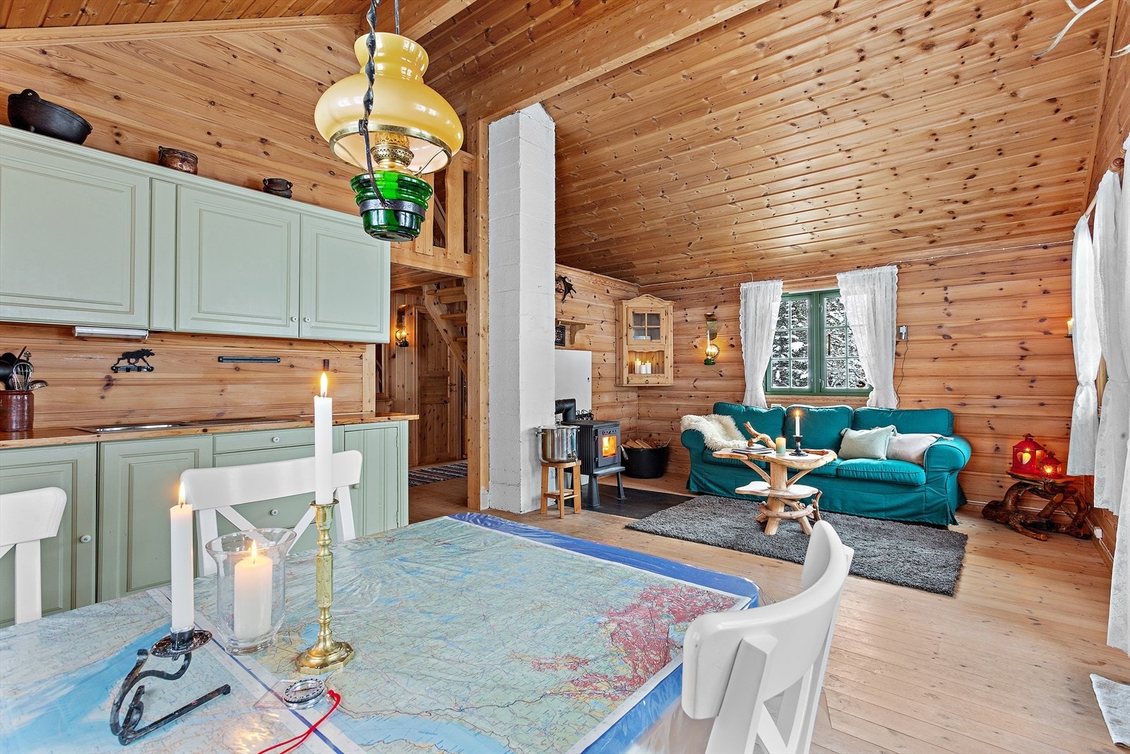 Meget god takhøyde skaper en luftig og autentisk hytteatmosfære. Galleribilde