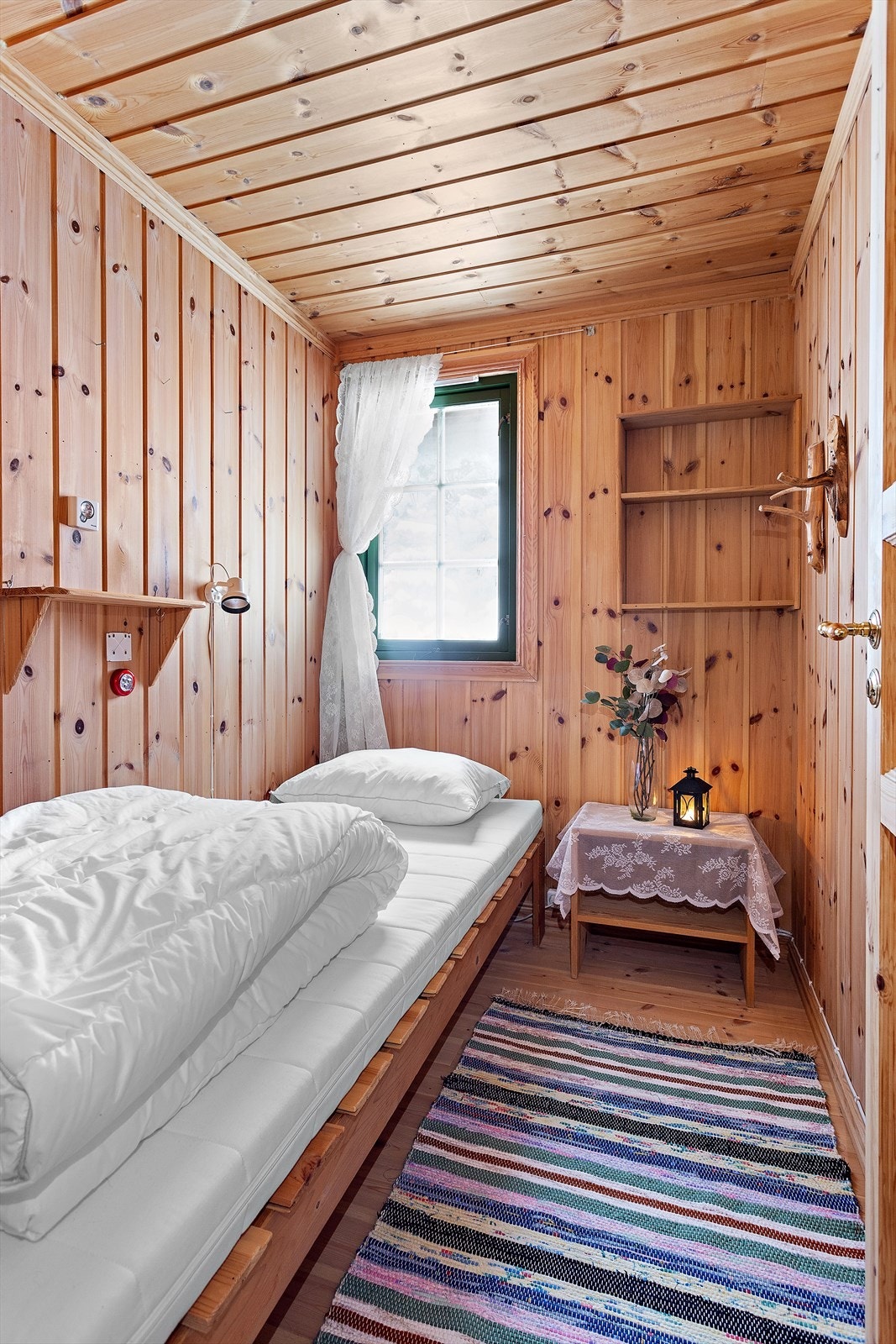 Hytta har et koselig soverom nr. 2. Galleribilde