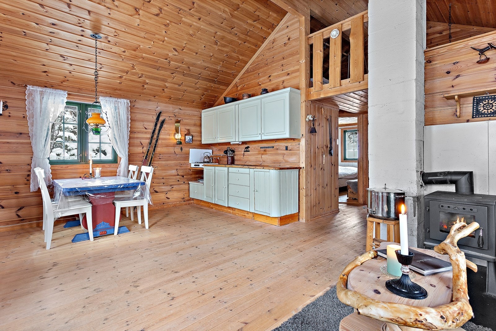 Fra allrommet er det åpent opp til en romslig hems. Galleribilde