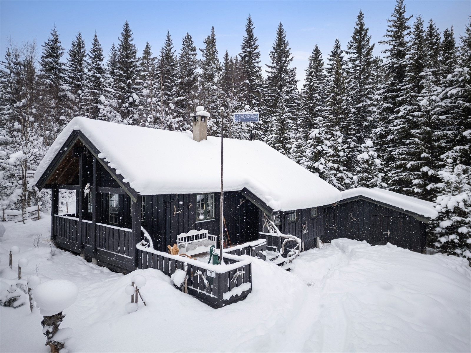 En tradisjonsrik og koselig hytte i et snøsikkert landskap. Galleribilde