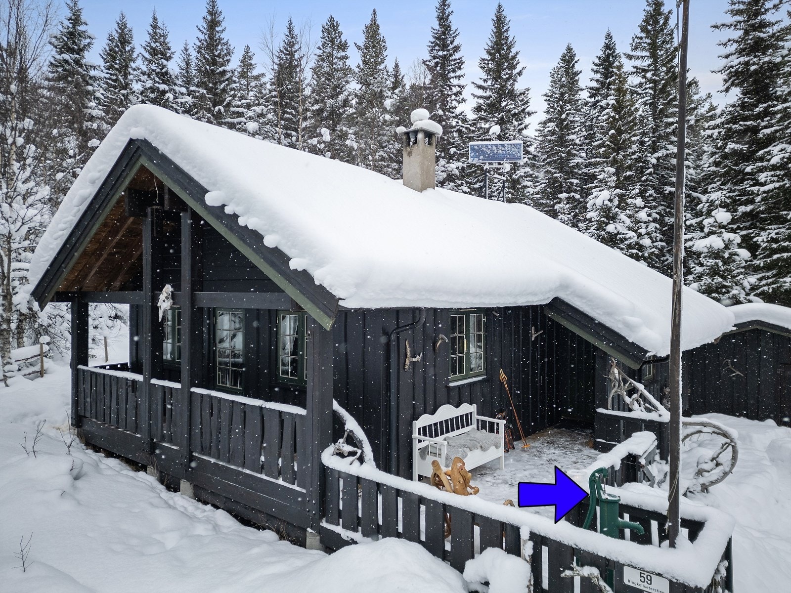 Veldig praktisk med borebrønn med håndpumpe på terrassen. Se pil. Galleribilde