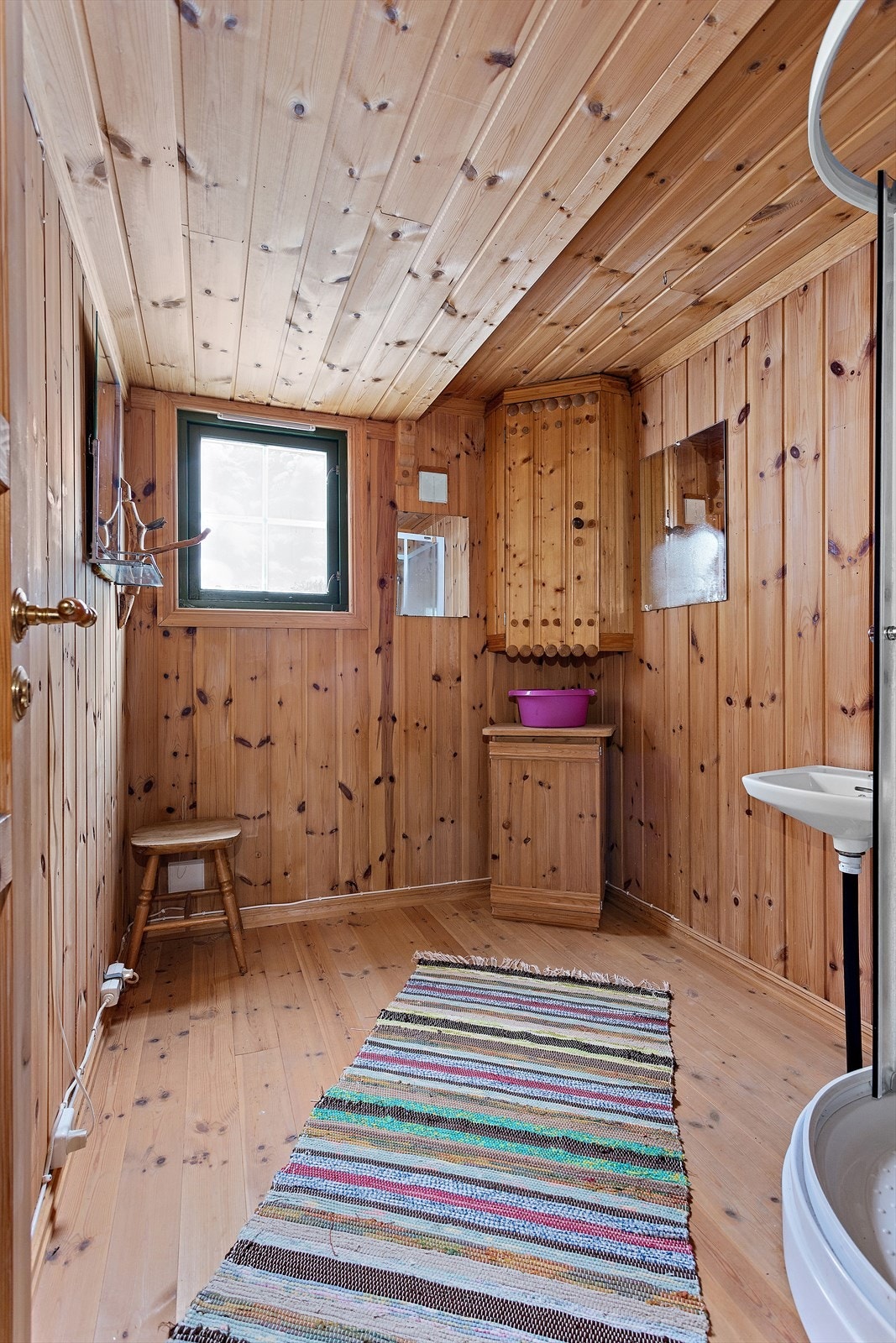 Stellerom har trepanel på vegger og i tak. Galleribilde