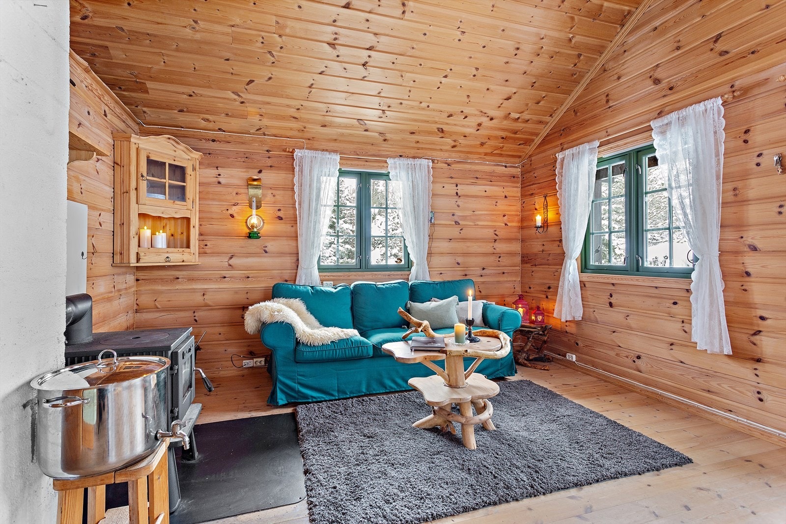 Stuedelen har plass til en komfortabel sofagruppe. Galleribilde