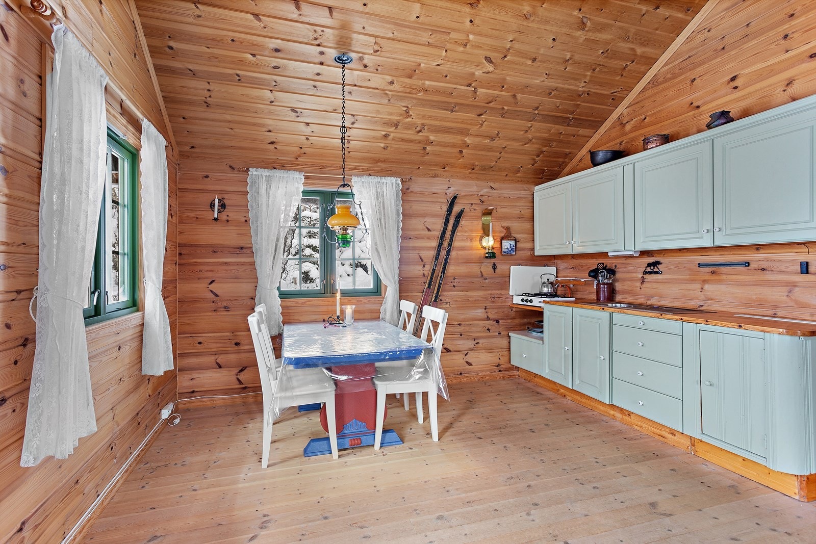 Kjøkkenet er utstyrt med gassbluss for matlaging, utslagsvask og har god skapplass. Galleribilde