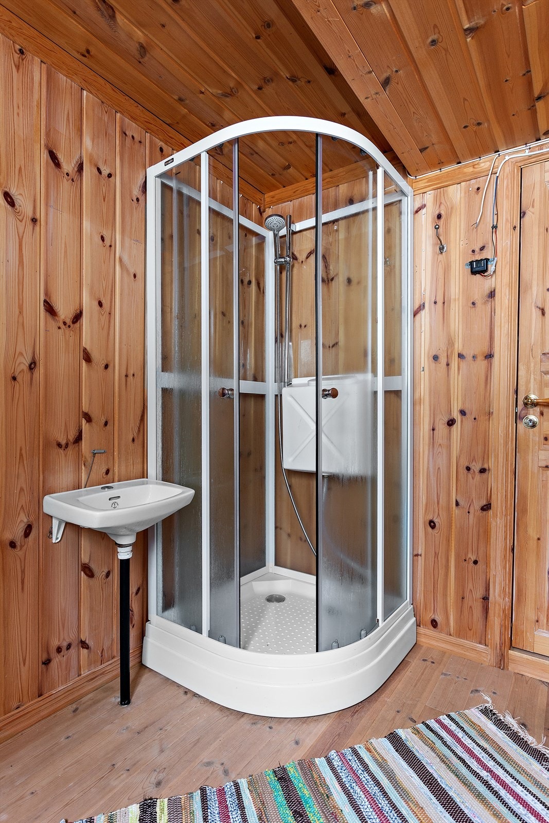 Innredet med dusjkabinett og servant. Galleribilde