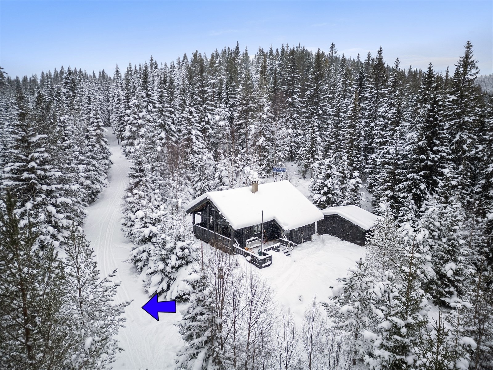 Eiendommen ligger idyllisk til med umiddelbar nærhet til skiløyper. Galleribilde