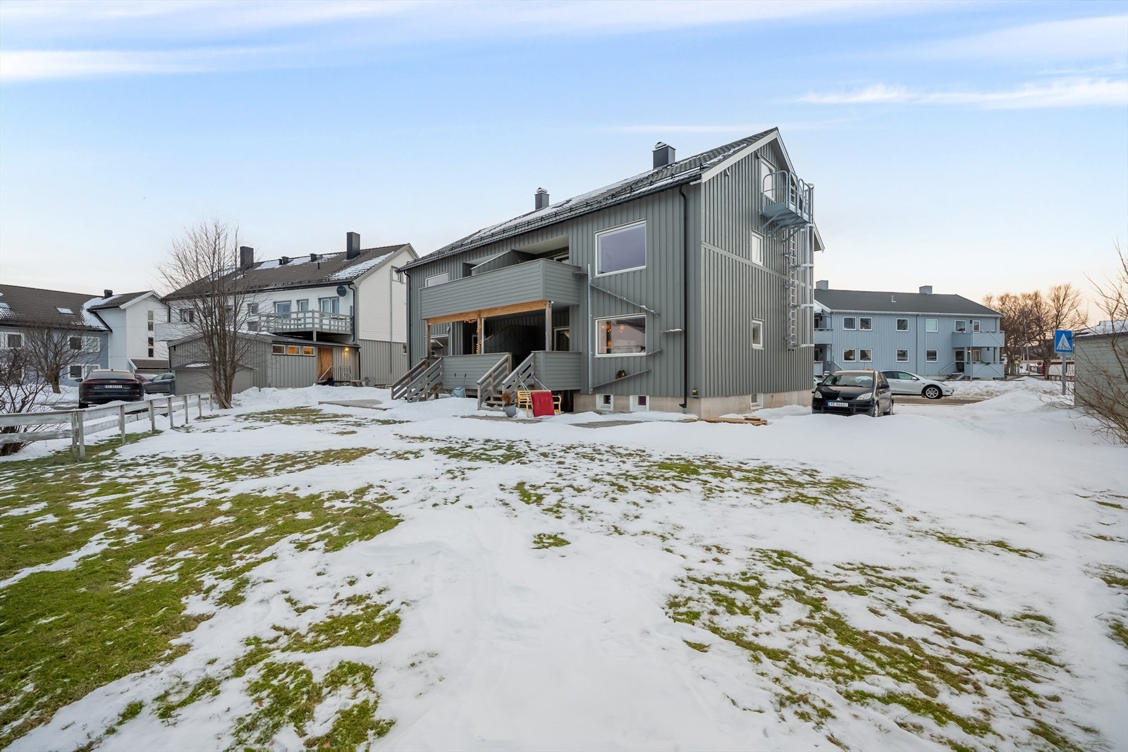 Bilde av bygget tatt fra den store hagen, leiligheten m/hybel er oppe til høyre. Galleribilde