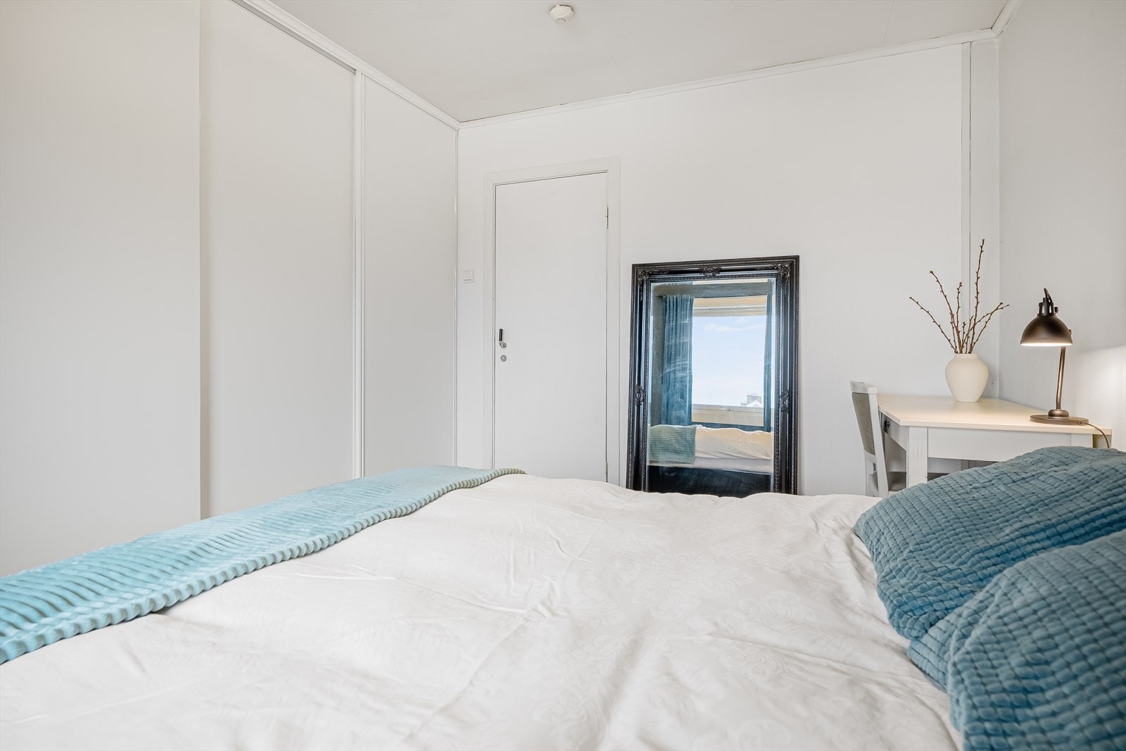 Master bedroom med godt med garderobe, type takhøy. Galleribilde