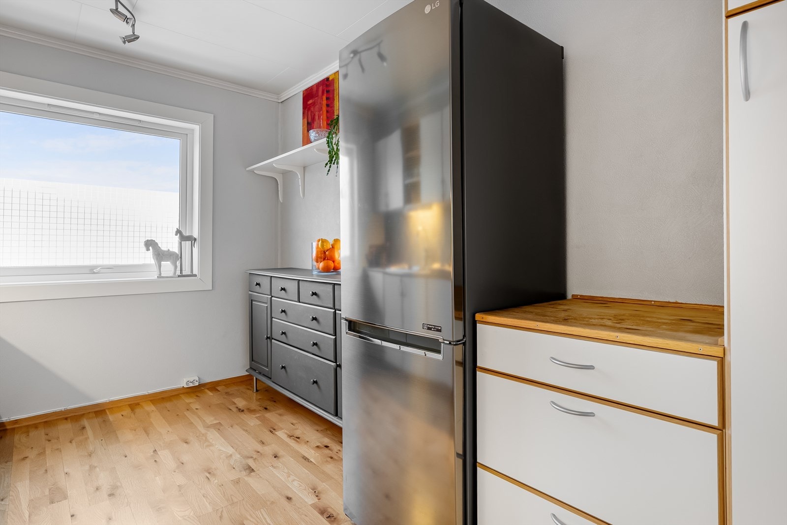 Kjøkken med plass til kjøkkenbord. Galleribilde