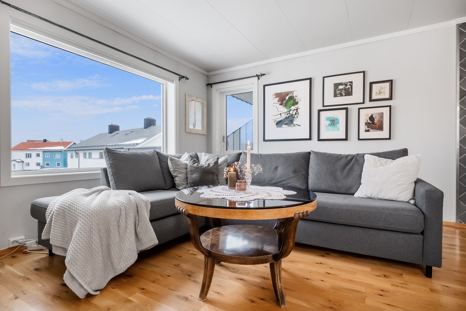 Stuen, luftig og rikelig med naturlig lys inn -utgang til solrik veranda. Galleribilde