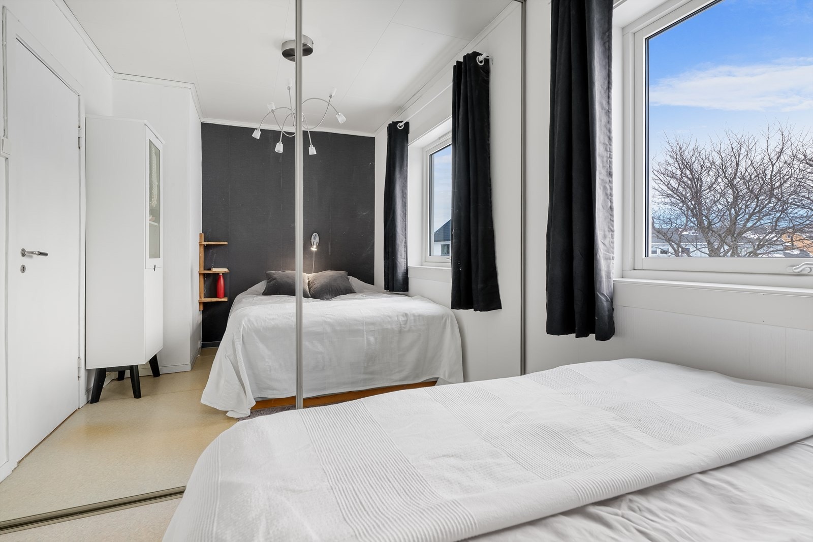 Soverom 2, med stor speilgarderobe. Galleribilde