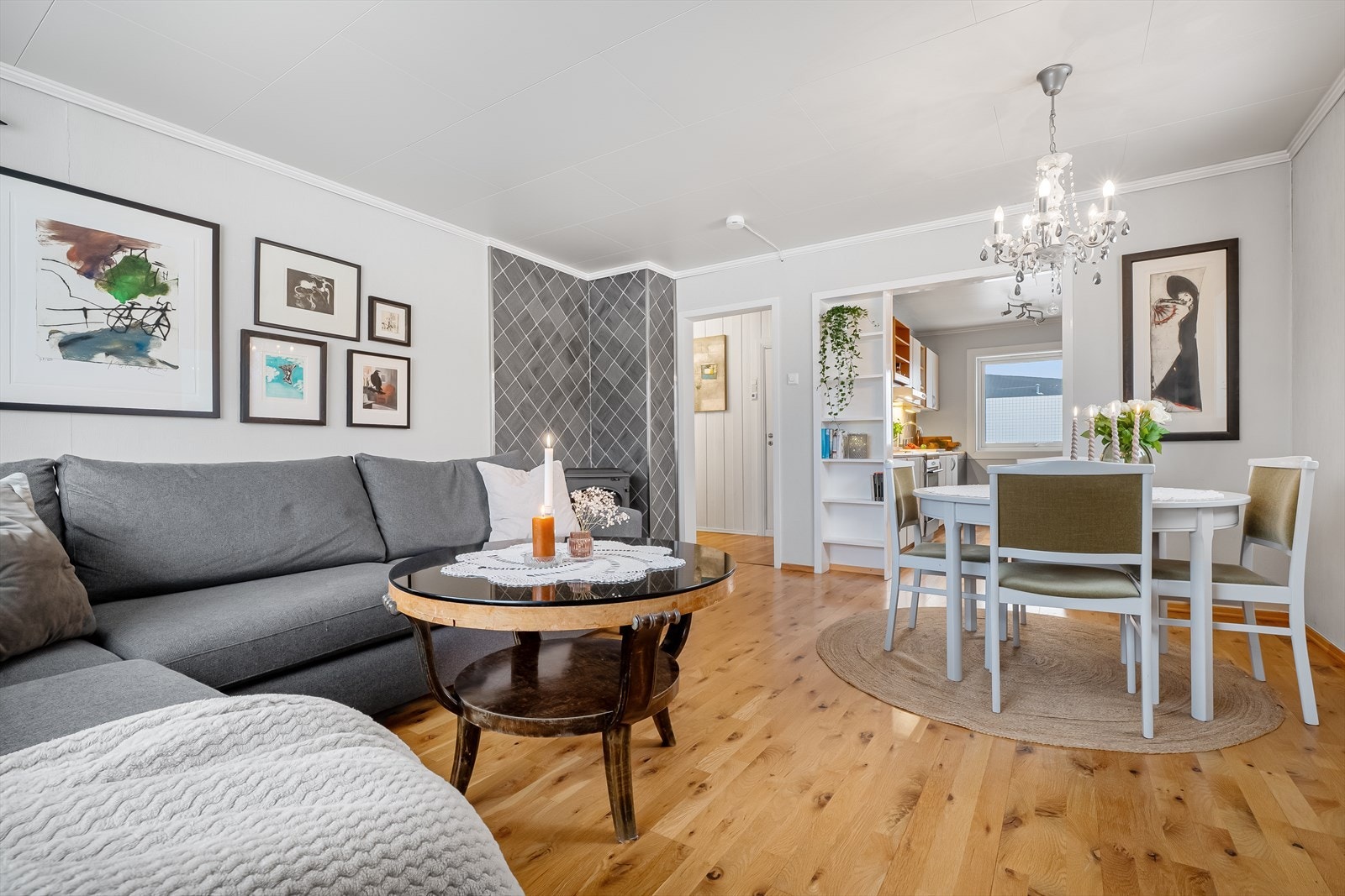 Bilde tatt fra solveggen mot kjøkken/gang. Galleribilde