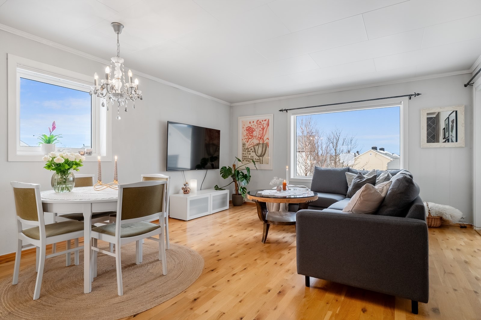 Stuen er lys og behagelig. Galleribilde