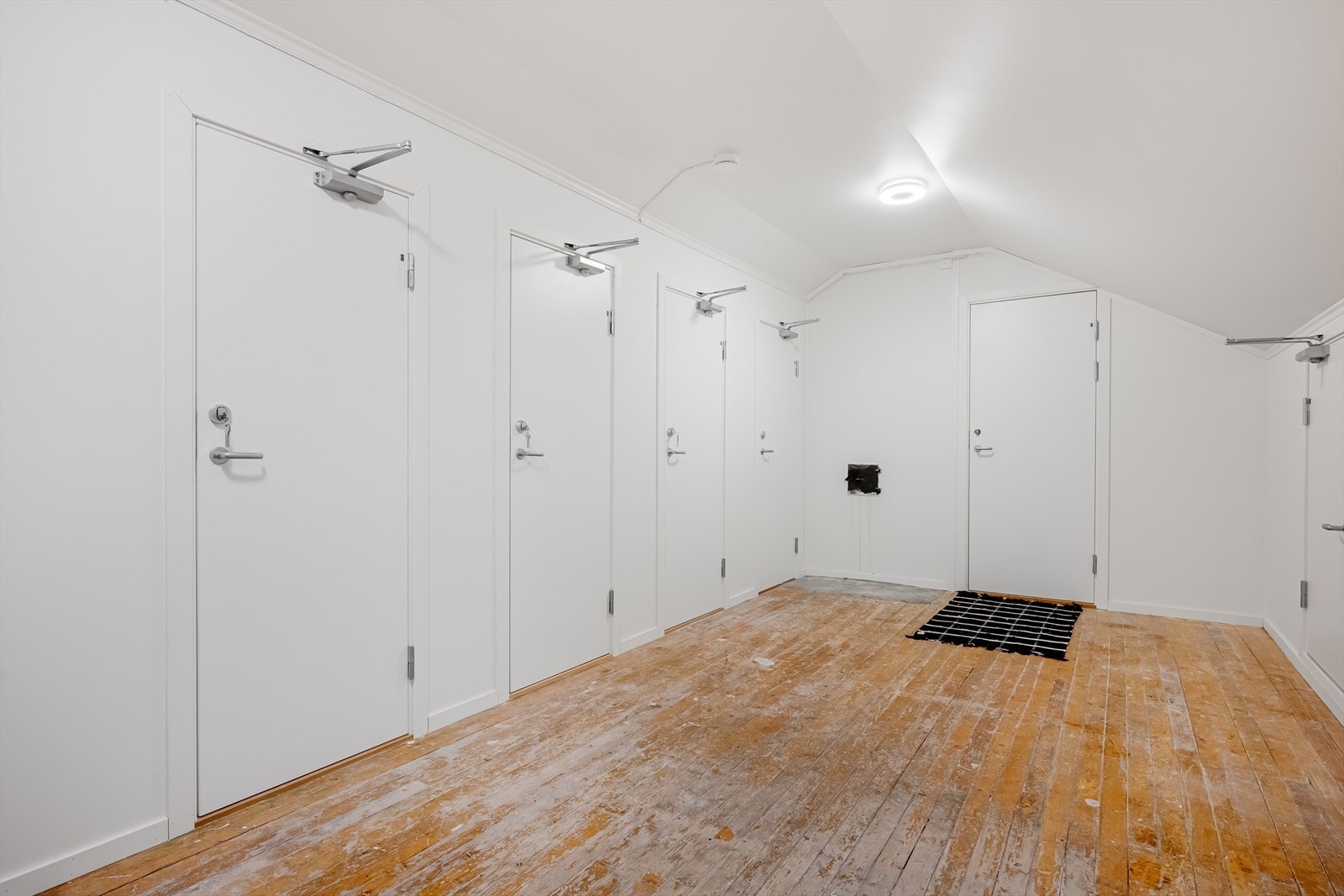 Utleiedel på loftet, + en bod. Inngang hybel, lengst bort fra bildet. Galleribilde