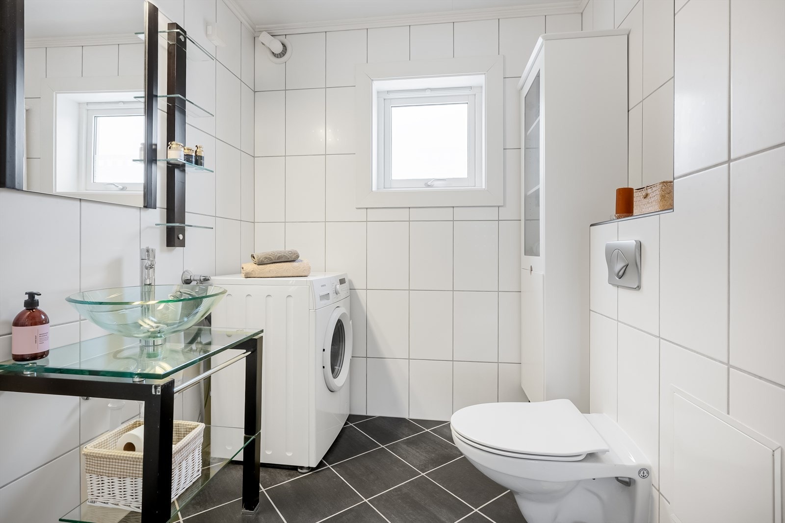 Praktisk bad med plass for vaskemaskin. lyst og fint. Galleribilde