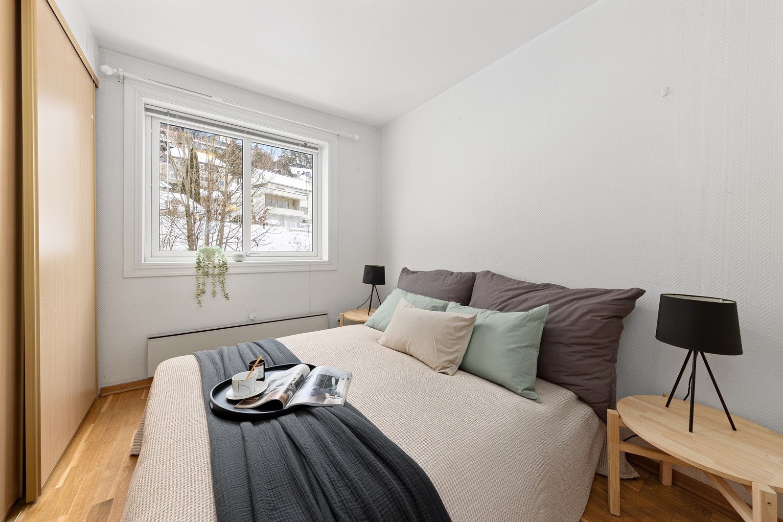 Soverommet byr på god plass for dobbeltseng, nattbord og innebygget skyvedørsgarderobe. Galleribilde