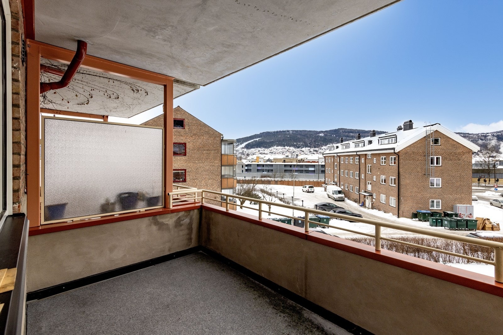 Solrik overbygget balkong med plass for utemøblement. Galleribilde