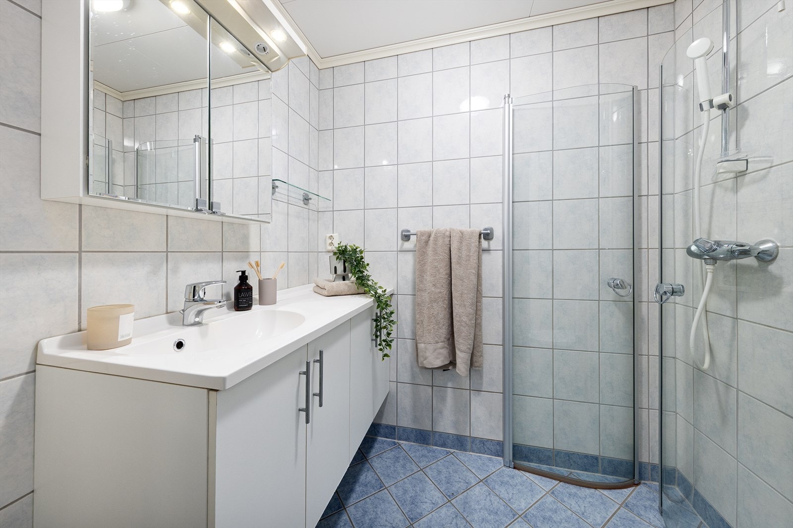 Pent bad/vaskerom renovert i 2025 i regi av borettslaget. Her er det behagelige varmekabler i gulv. Galleribilde