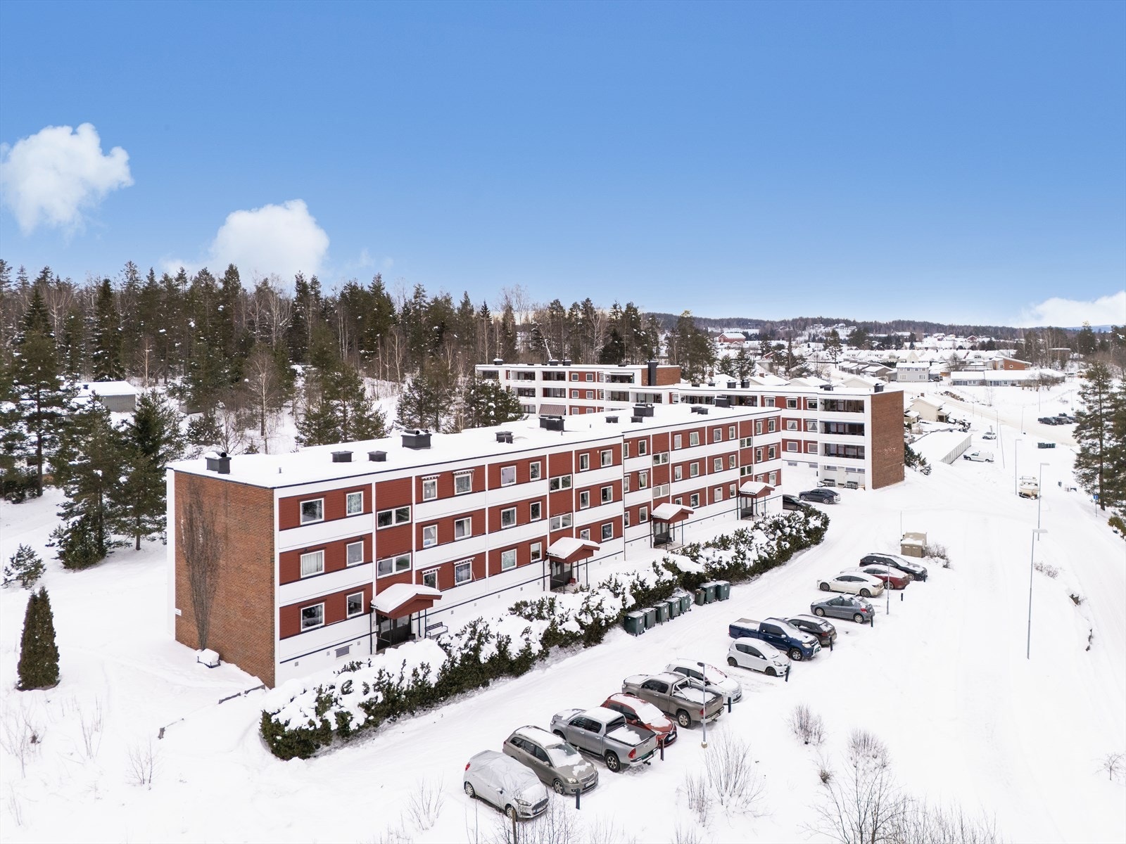 Parkering på felles oppstillingsplass. Det er også satt opp el-bil ladere i borettslaget. Galleribilde
