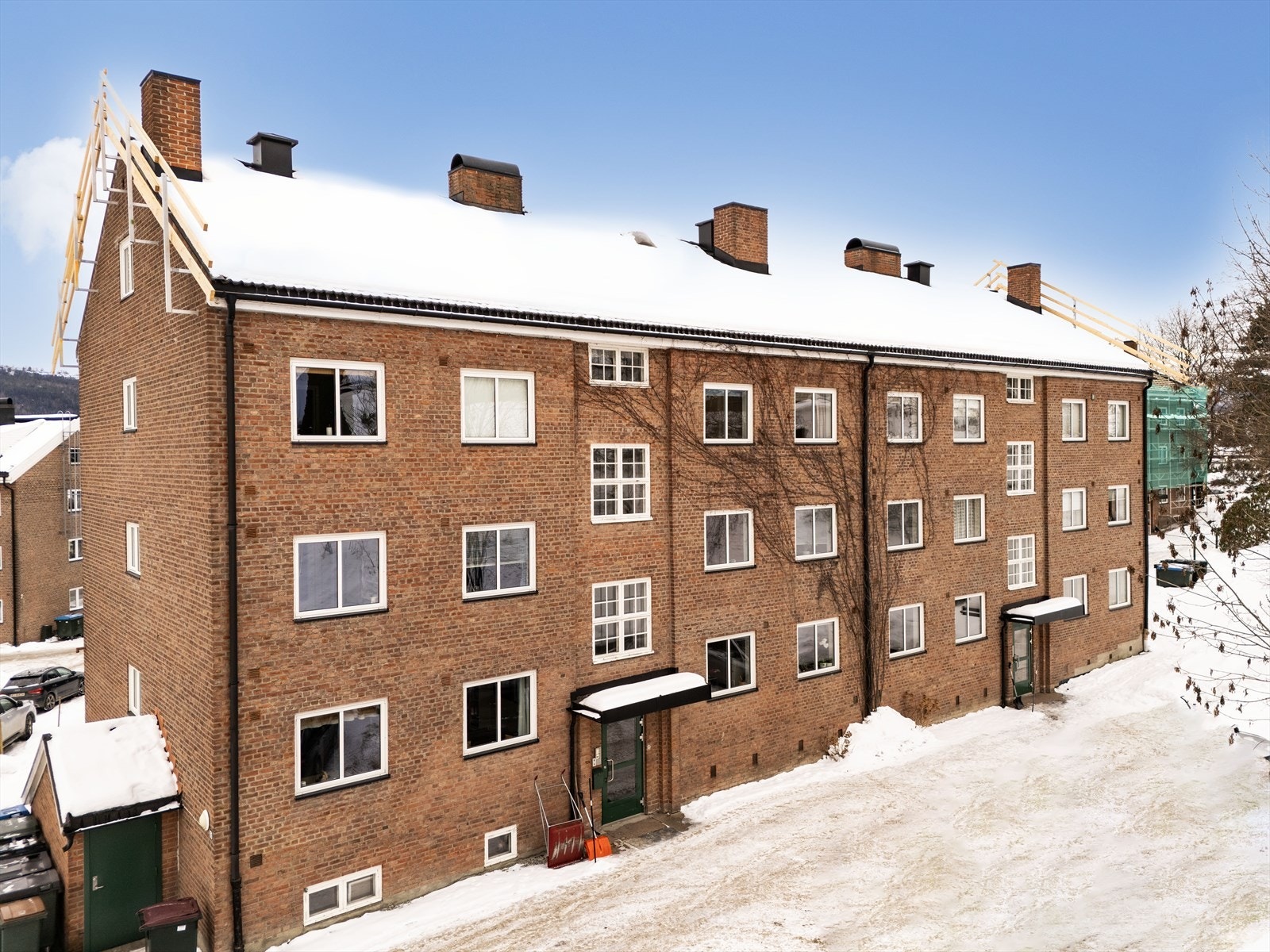 Felles inngangsparti. Leiligheten disponerer bod på loft og i kjeller. Galleribilde