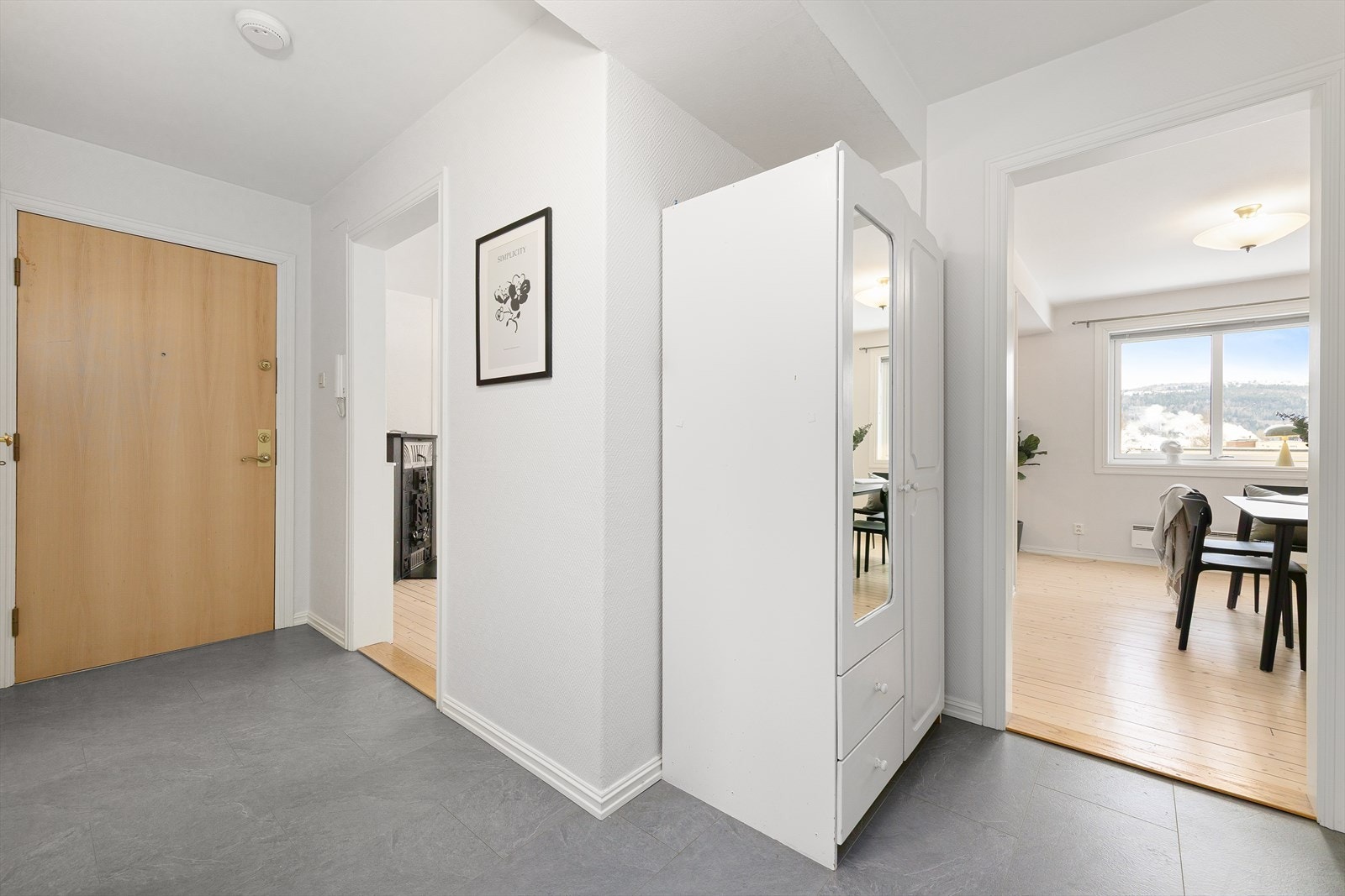 Lys og hyggelig entré med god plass for garderobe- og opphengsløsninger. Galleribilde