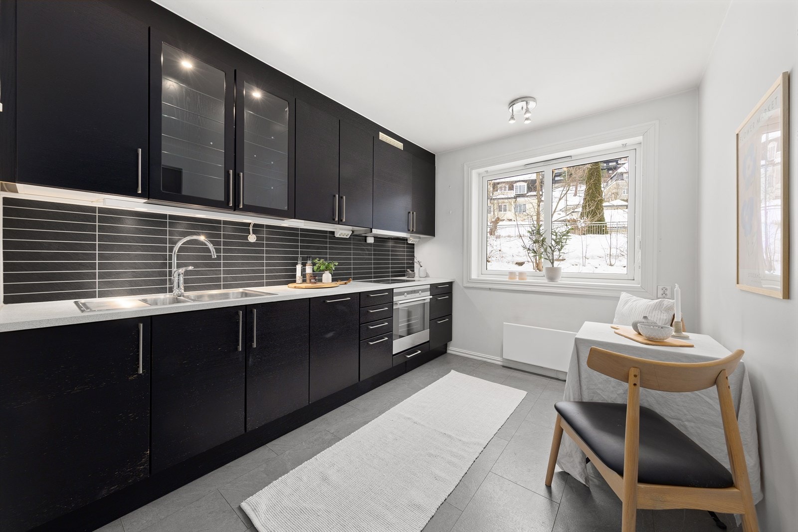 Stilfullt og moderne Norema-kjøkken med integrerte hvitevarer. Her får kokken i familien gode arbeidsforhold. Galleribilde