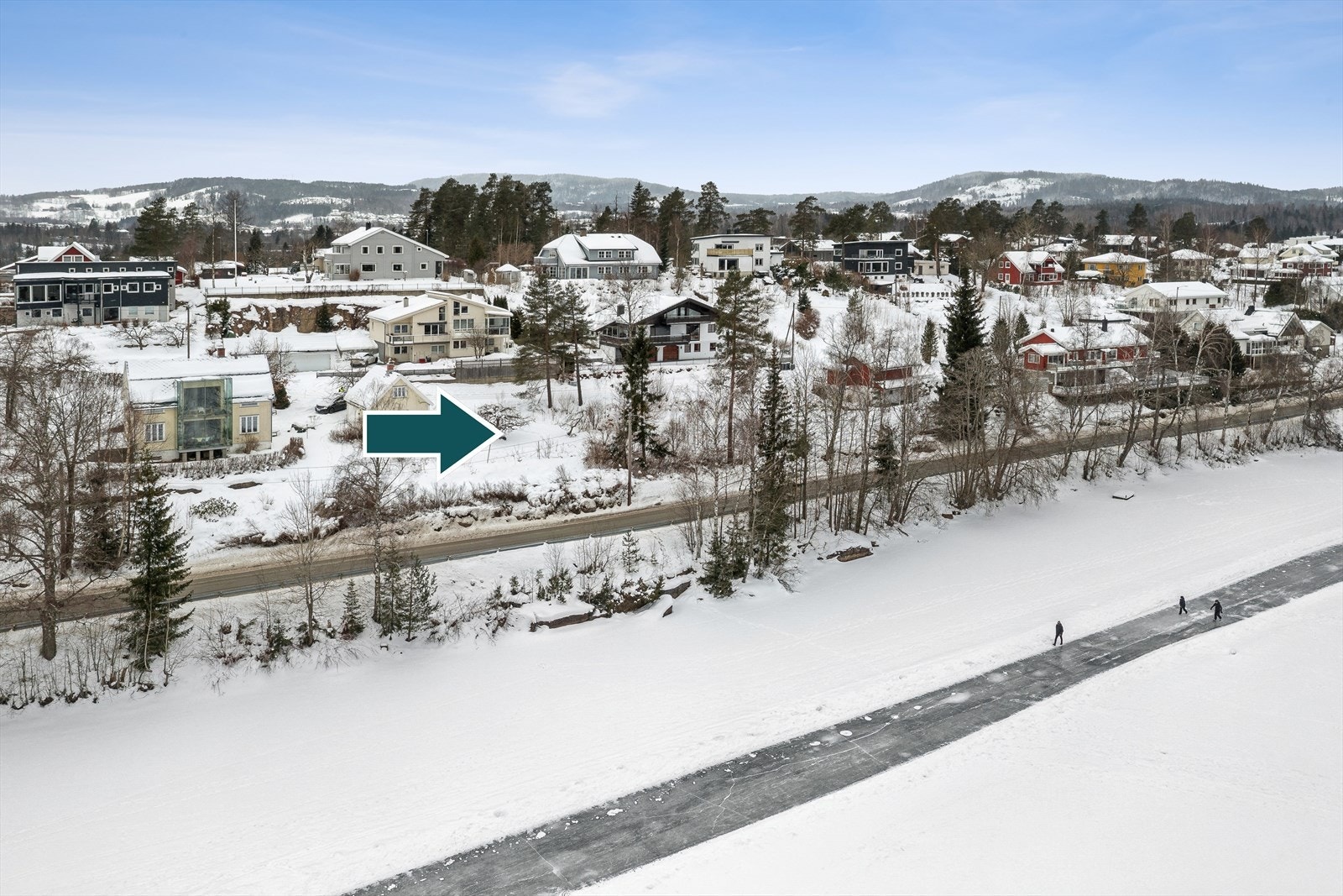 Tomten ligger i første rekke mot Nordvannet, i et veletablert og idyllisk område kun 7 minutter fra Asker sentrum. Galleribilde
