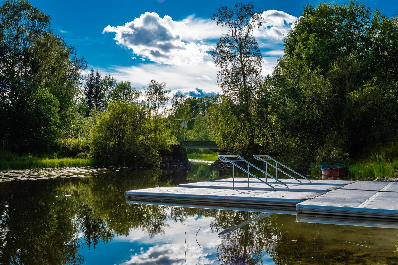 Asker helsesportslag padlesenter ligger i kanalen rett nedenfor DIF banen. Galleribilde