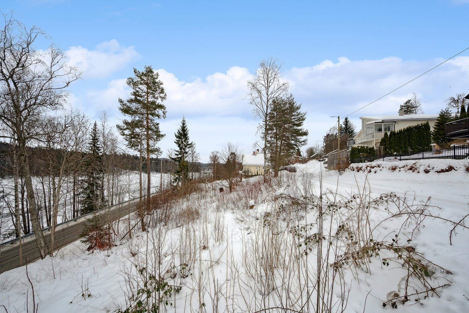 Det foreligger rammetillatelse til enebolig som er tilpasset tomten og omgivelsene. Galleribilde